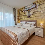 Luxury Zupanovic *
